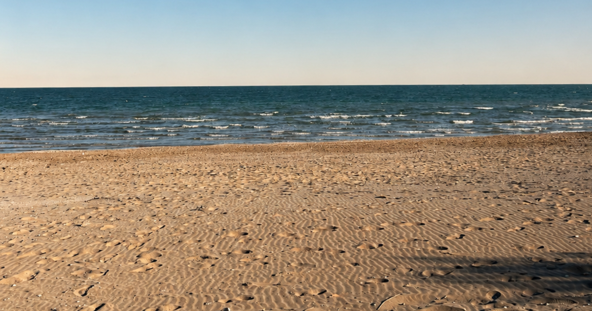 Spiaggia al mare durante una giornata di sole