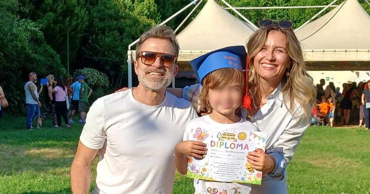 famiglia alla consegna del diploma della scuola materna
